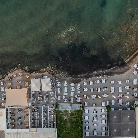 Apartment Soleluna 2-on The Beach-hot Tub-smart